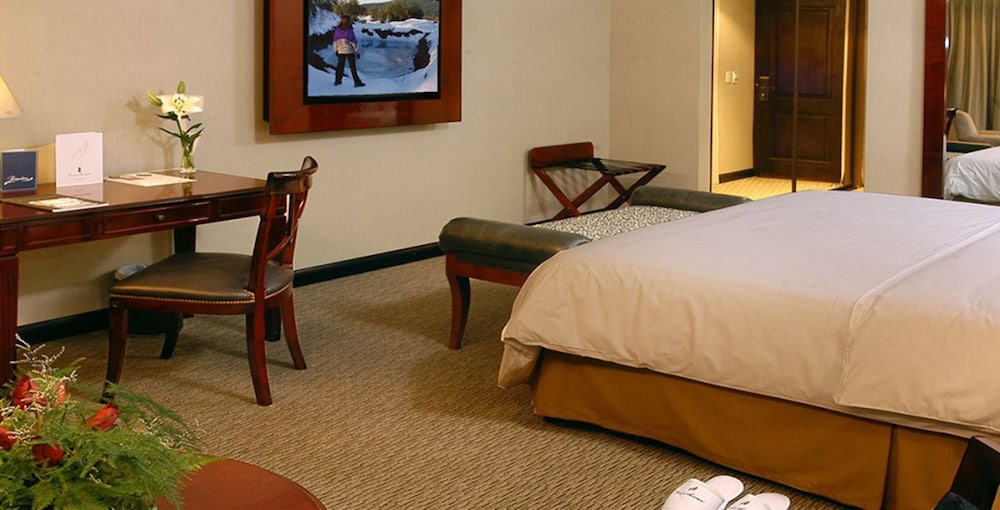 Comfort Suite, 1 King Bed, Lake View