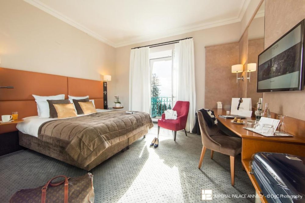 Prestige Lake Room with balcony with spa access on reservation