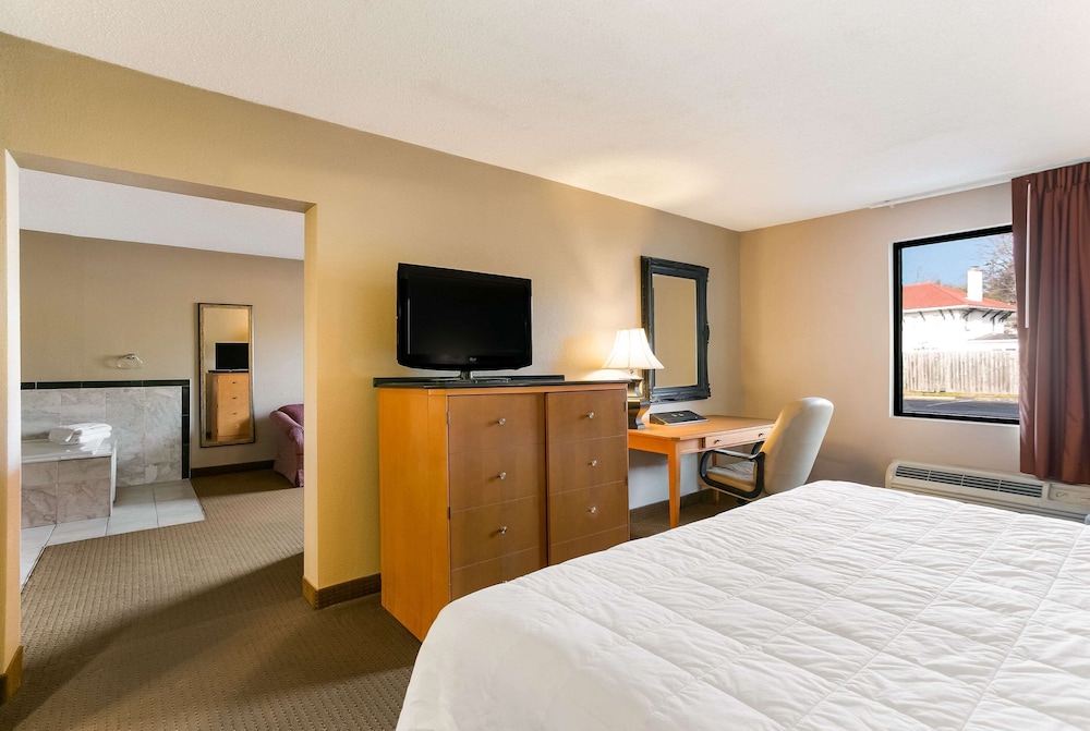 Suite, 1 King Bed, Non Smoking (Jacuzzi) photo 3