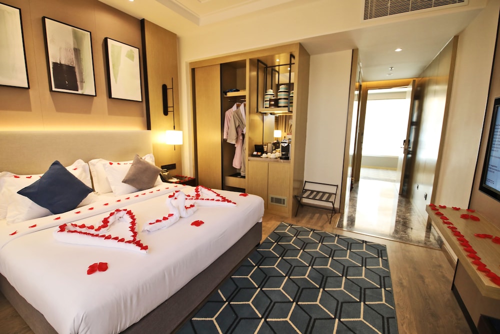 Standard Double Room thumbnail 5