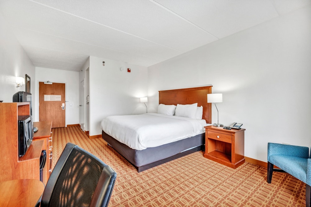 Room, 1 King Bed (Mobility/Hearing Accessible, Tub) - Photo 2
