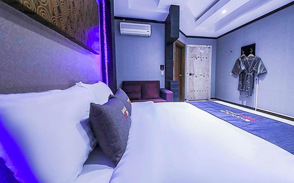 Room ([Motel Building]-Queen Room 101 (Stud)