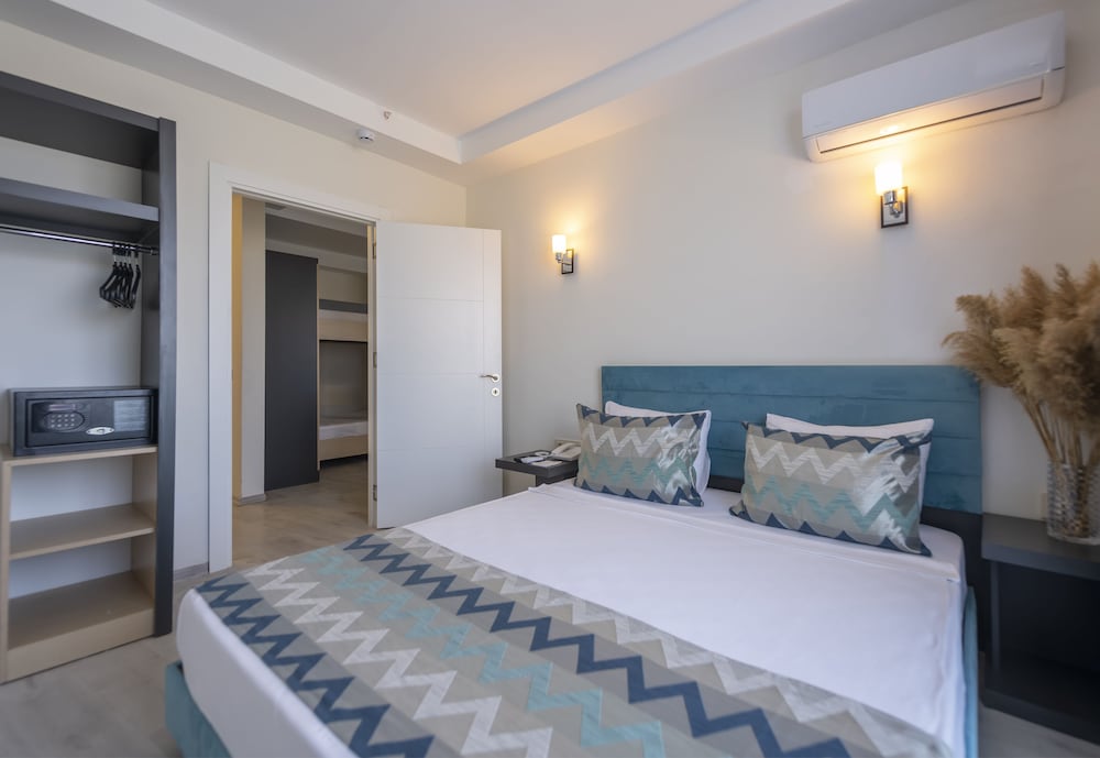 Family Room, 2 Bedrooms (4+1)