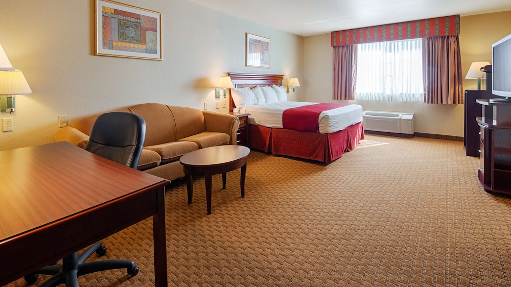 Suite, 1 King Bed, Non Smoking, Refrigerator & Microwave photo 1