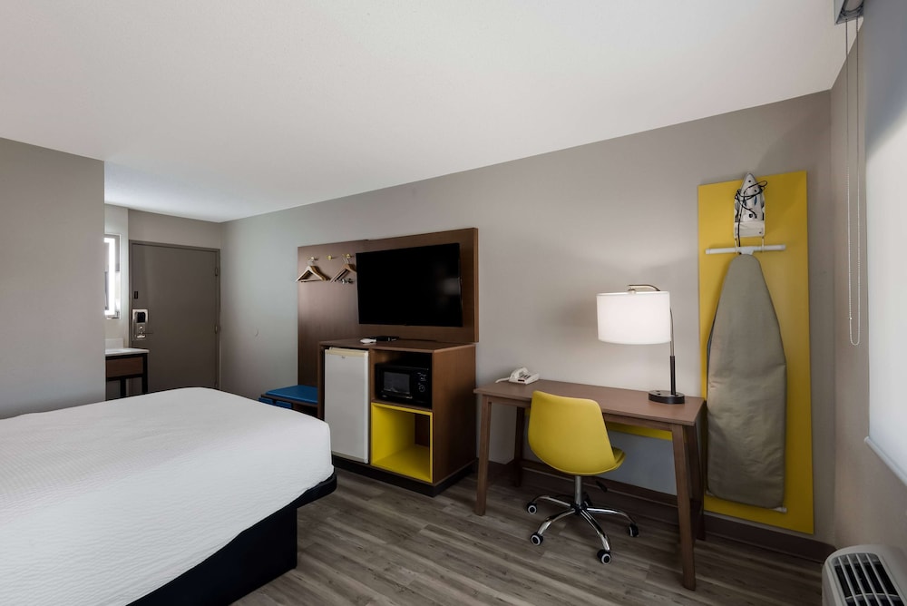 Standard Room, 1 Queen Bed - Photo 5
