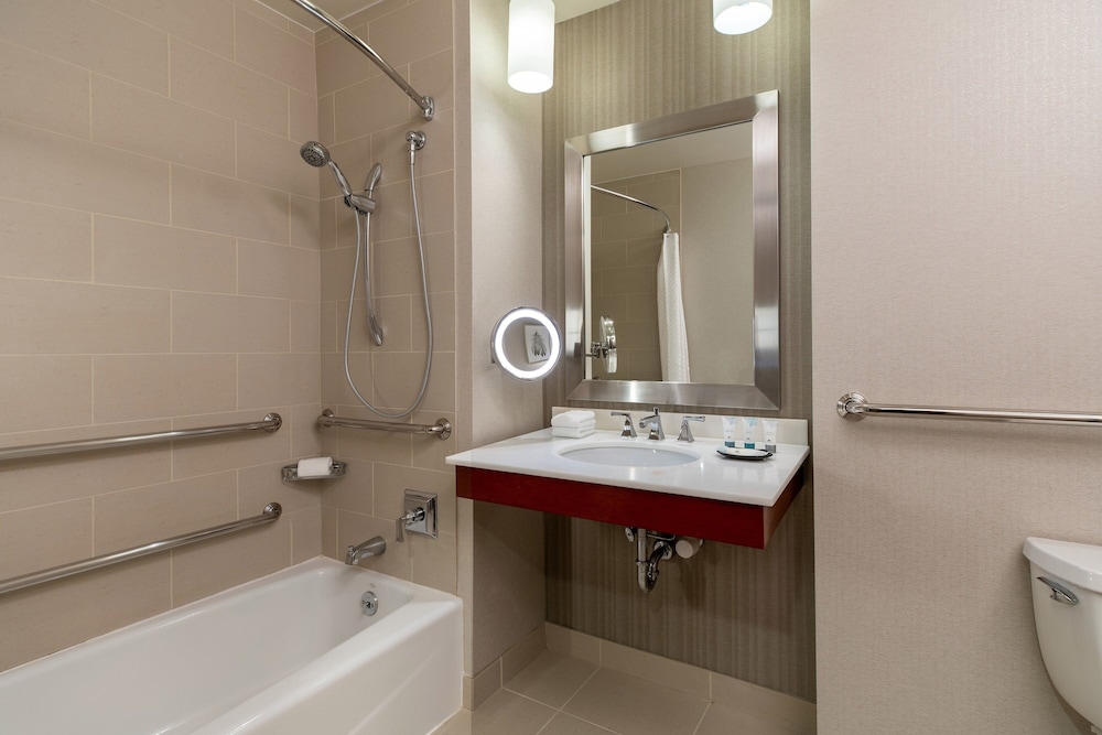 Traditional Room, 1 King Bed (Mobility/Hearing Accessible, Tub) - Photo 4