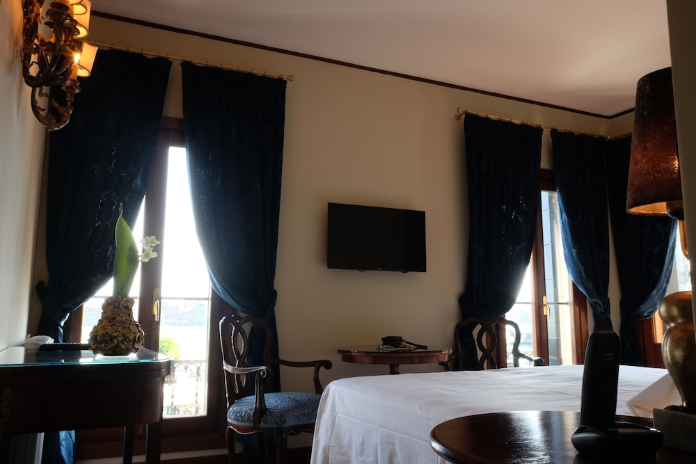 Superior Double Room, Terrace, Canal View