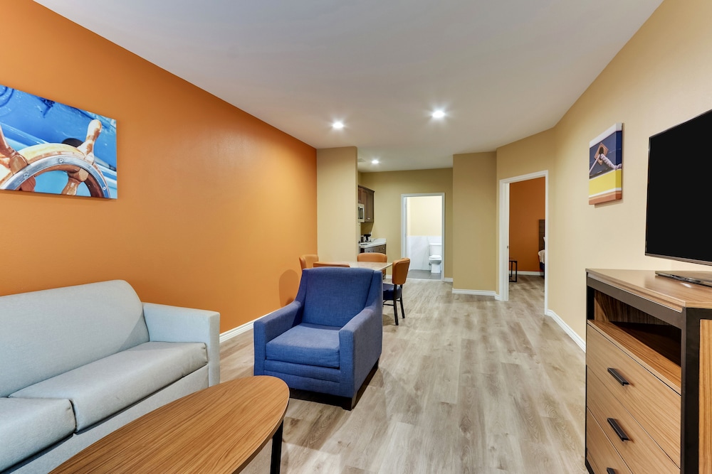 Suite - Photo 1