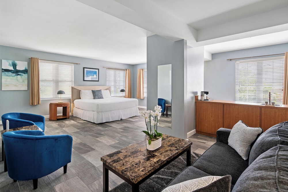 King Suite with Sofa bed - La Flora Building (Self Check-in)