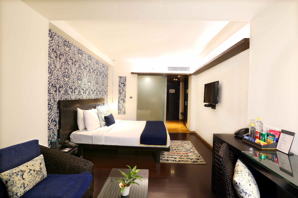 Club Room with Bath Tub - Photo 4