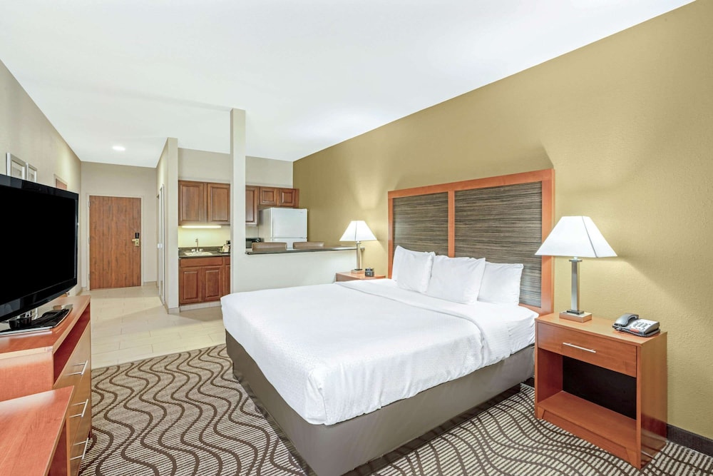 Deluxe Room, 1 King Bed - Photo 1