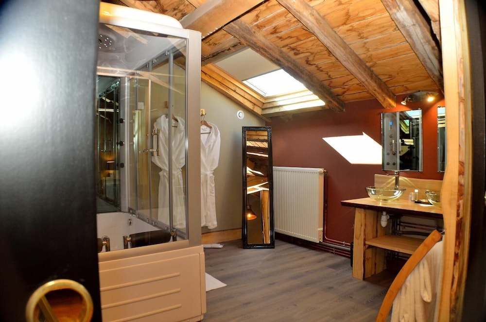 Deluxe Suite, Jetted Tub photo 2