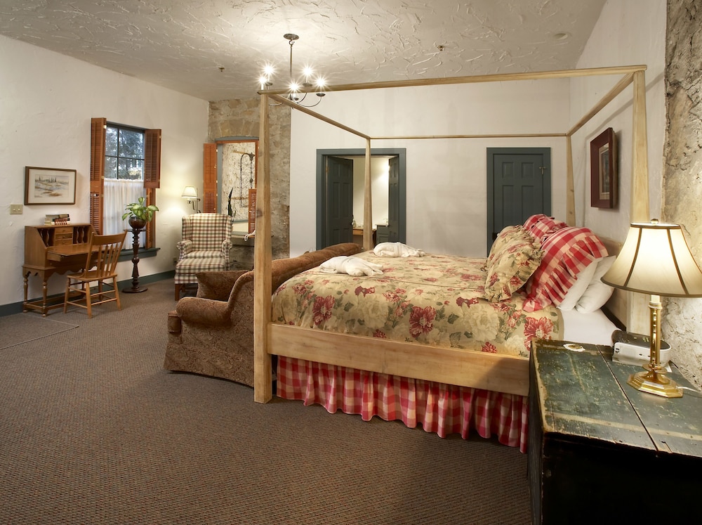 Elite Room, 1 King Bed, Fireplace