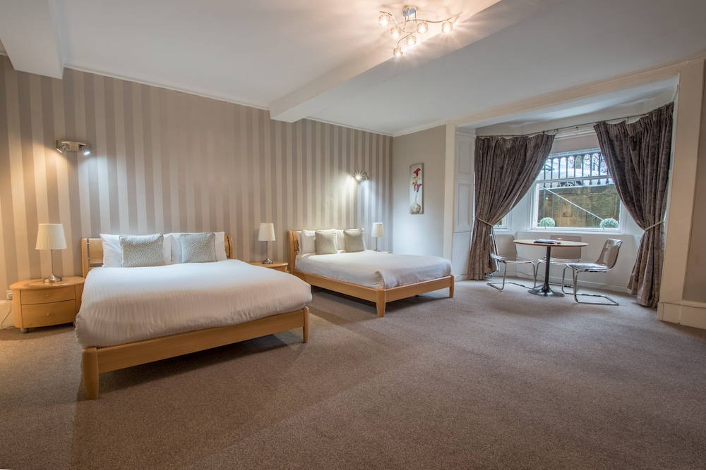 Deluxe Room | 2 Double Beds | Ensuite photo 2