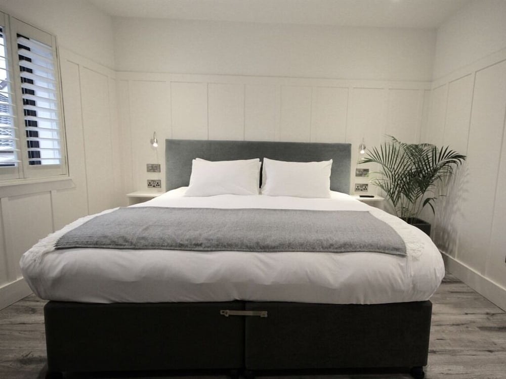 Superior Double or Twin Room, Ensuite photo 3