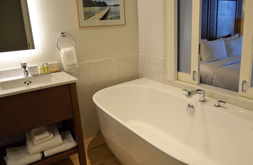 Premium Room, 1 King Bed, Soaker Tub, US Falls View - Photo 5