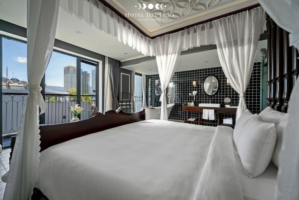 King Suite with Balcony - Photo 1