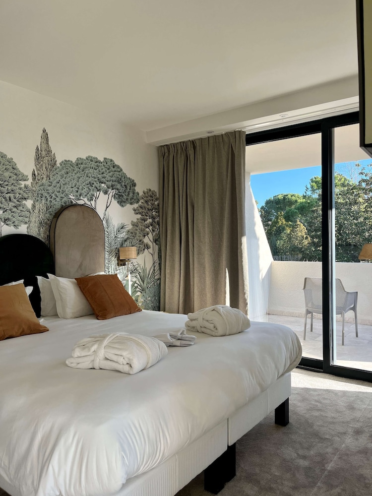 Superior Room, 1 Queen Bed, Non Smoking (with Sofabed) photo 2