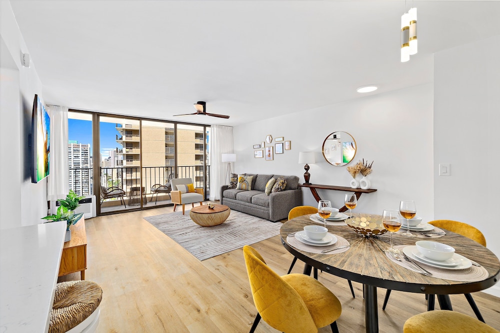 Premium Remodeled Condo with Ocean View and Parking: Premium Suite, 1 King Bed with Sofa bed, Air conditioning, Ocean View (0132) photo