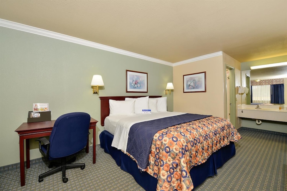 Room, 1 King Bed, Smoking - Photo 5