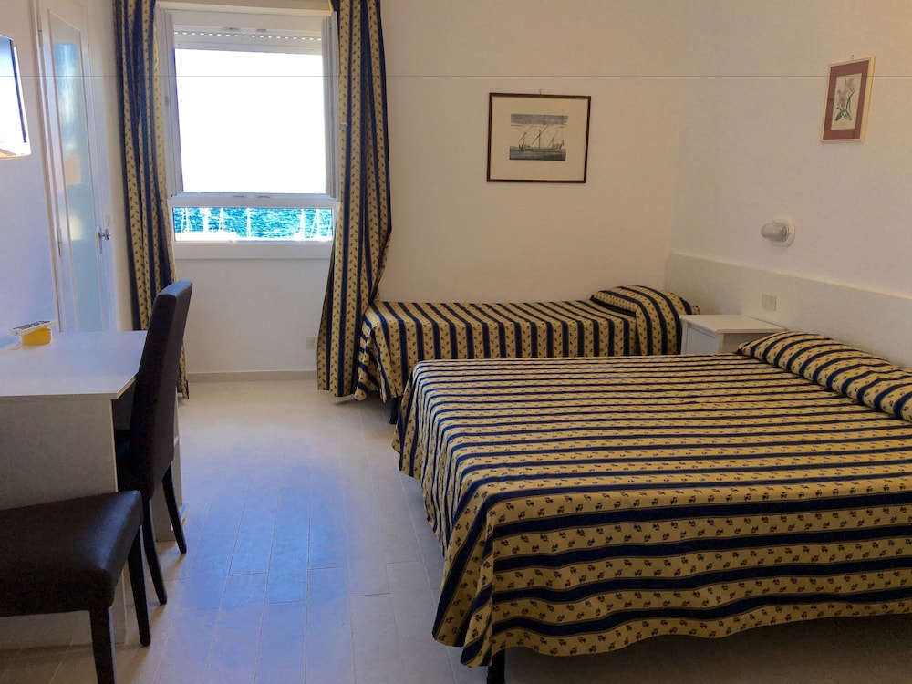 Standard Triple Room photo 2