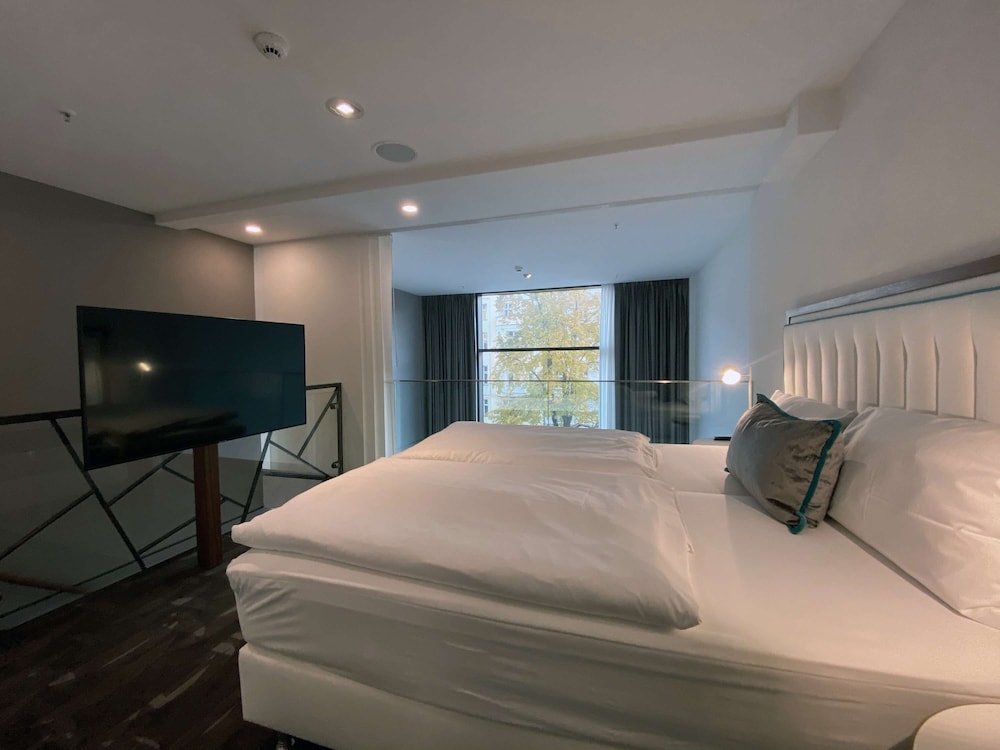 Superior Suite, 1 Queen Bed with Sofa bed thumbnail 5