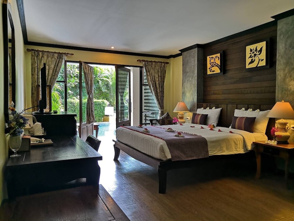 Deluxe Room with Pool View and Beachside - Photo 8