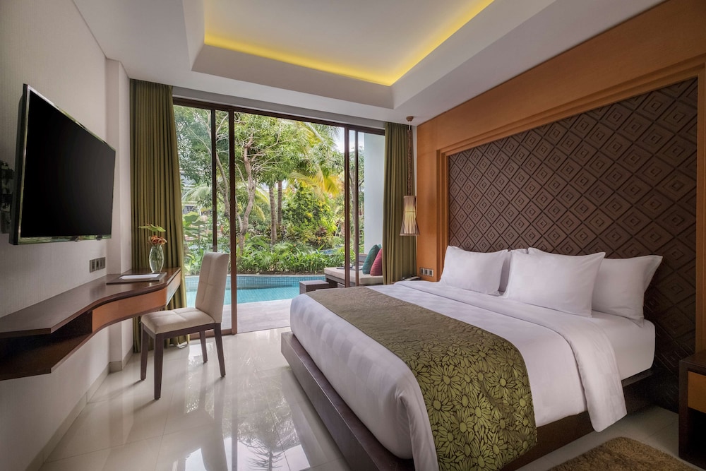 Suite, Pool Access