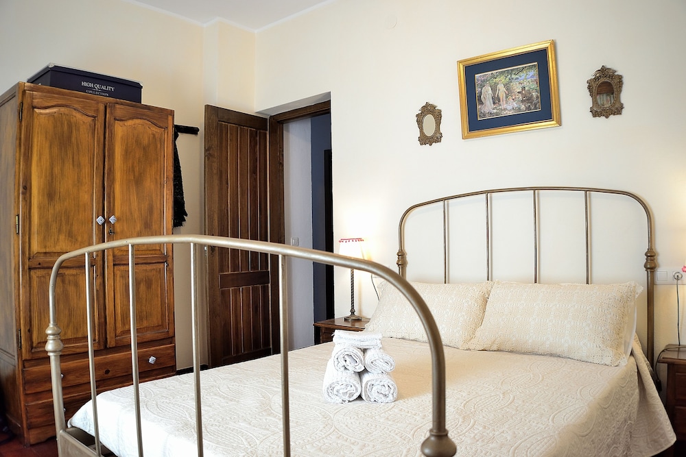 House, 4 Bedrooms, Terrace