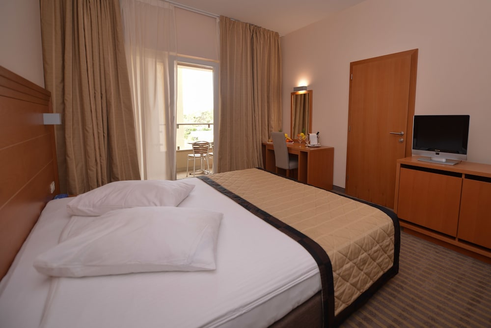 Family Room, 2 Bedrooms, Balcony, Park View photo 2