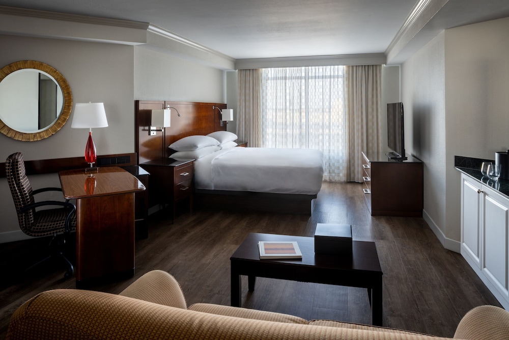 Room, 1 King Bed (Mobility/Hearing Accessible, Tub) - Photo 2