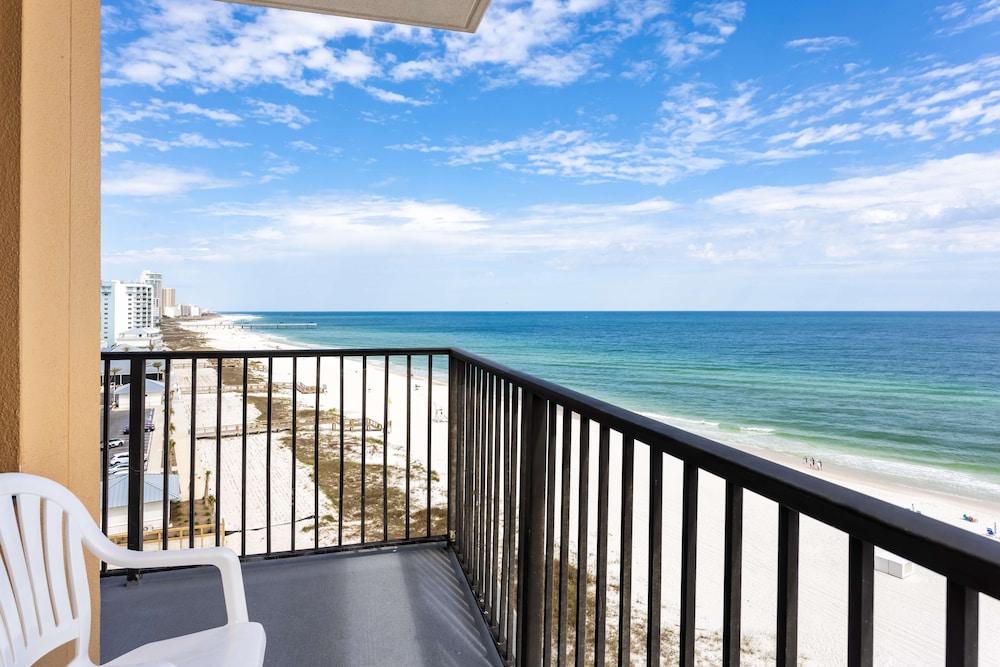 2 Queens direct beach front studio, balcony - Photo 11