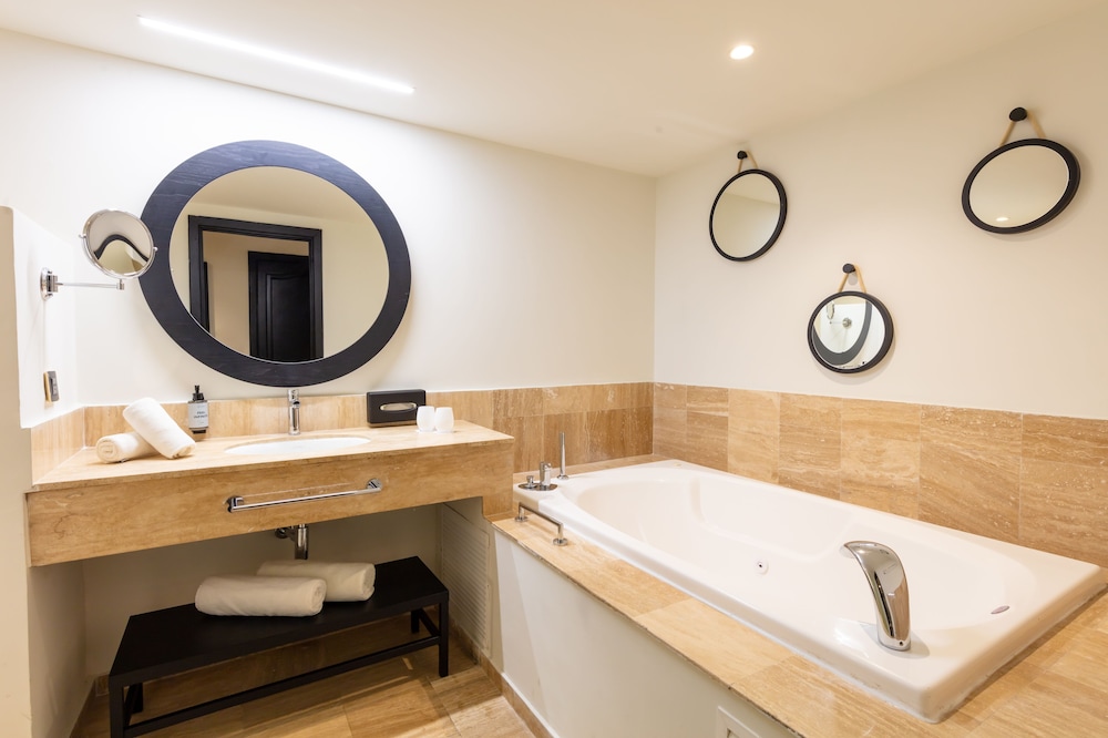 Junior Suite, Ocean View, Poolside thumbnail 5