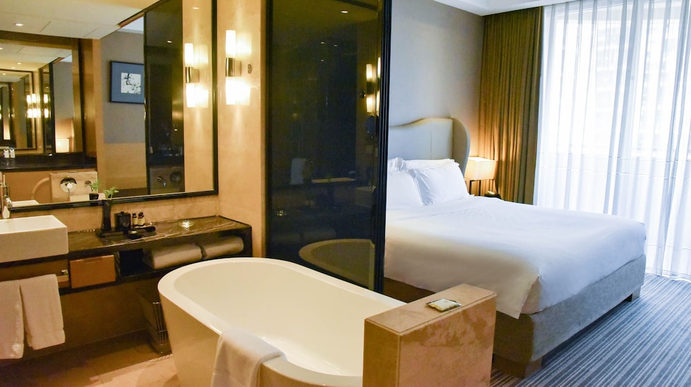 Deluxe Room, 1 King Bed, Balcony photo 2