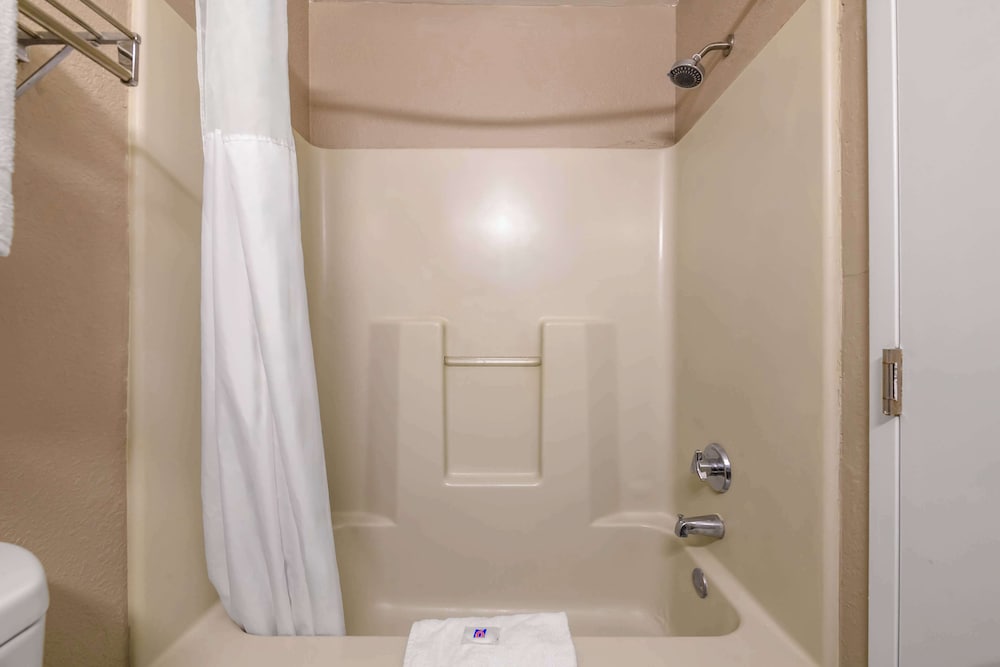 Standard Room, 1 Queen Bed, Non Smoking, Kitchenette - Photo 7