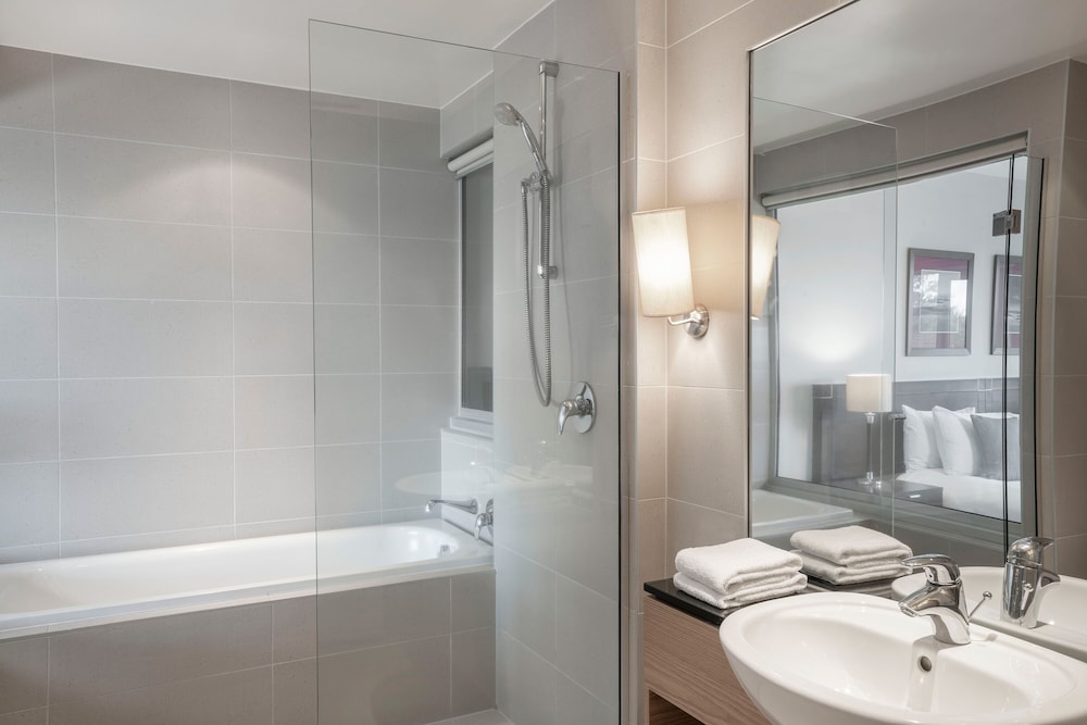 Lakefront Suite - Photo 6