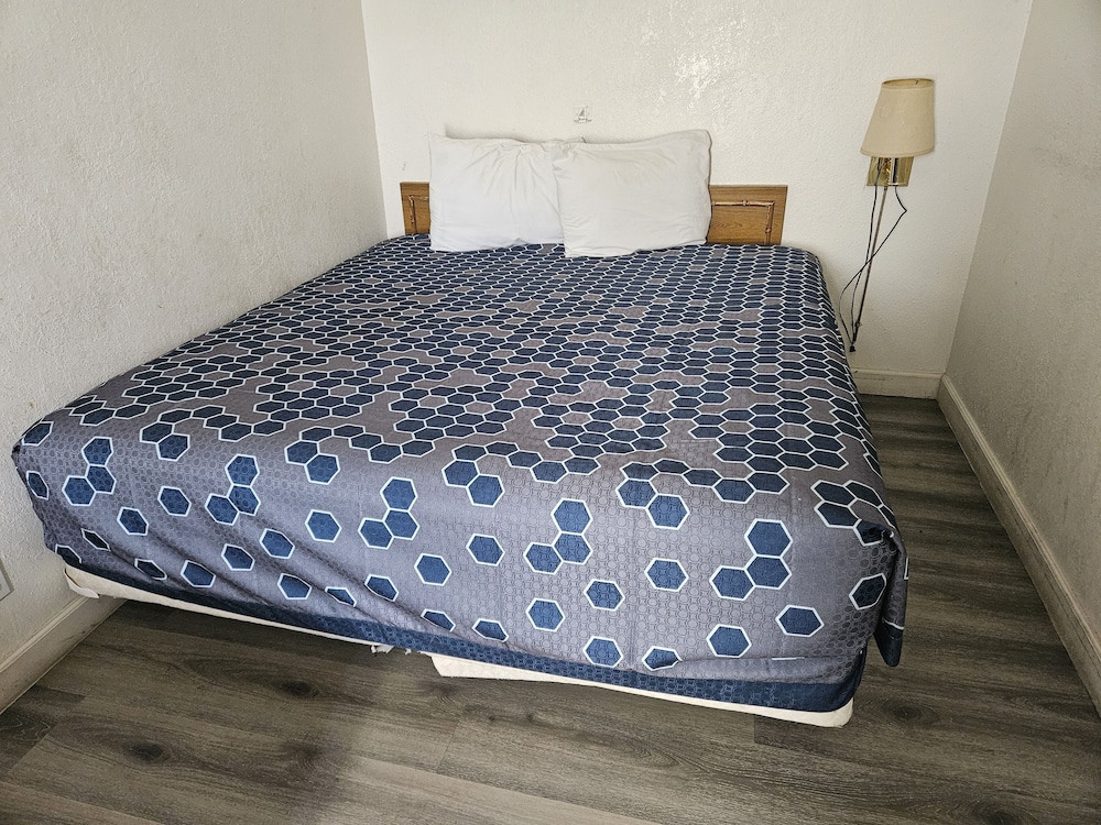 Standard Room, Multiple Beds, Non Smoking photo 2