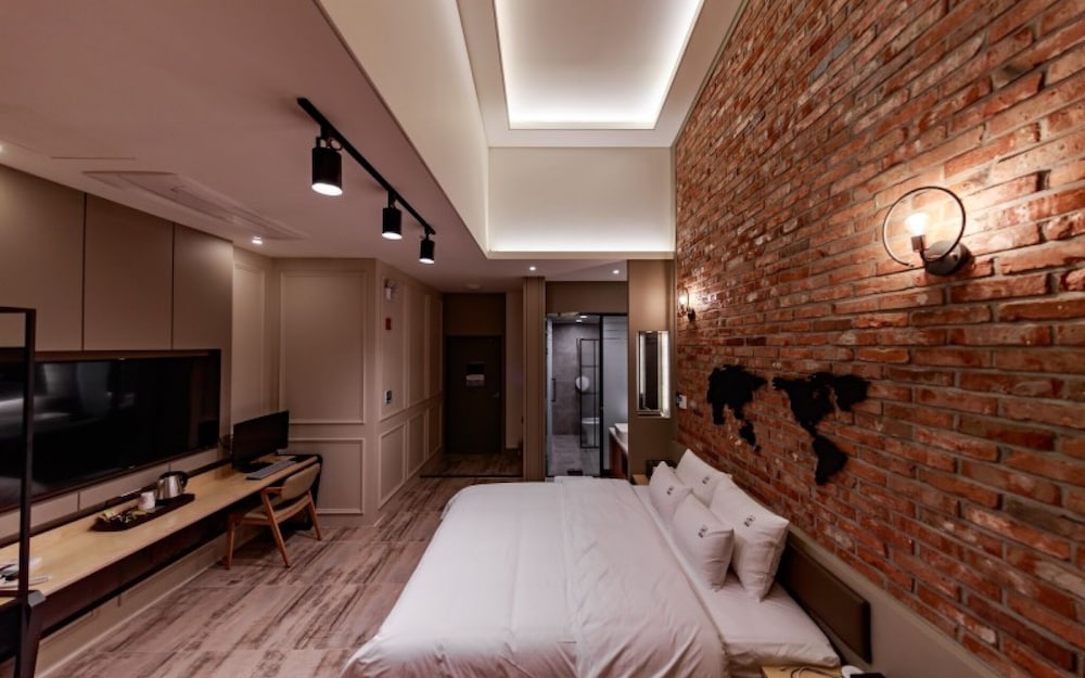 Room (FLOORED 218) photo 3