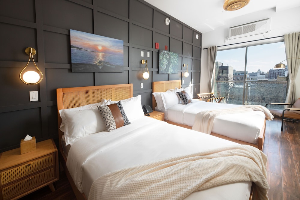 Studio Suite with Balcony - 2 Full Beds