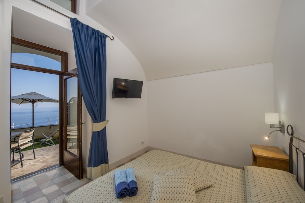 Superior Double Room, 1 Queen Bed, Terrace, Sea View photo 2