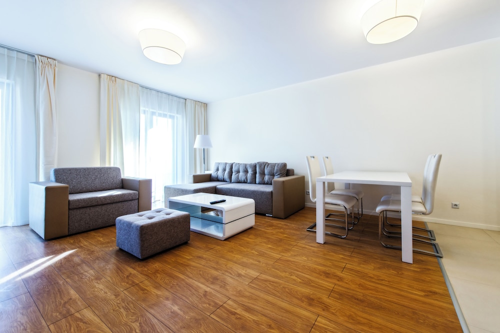 Apartment (206)