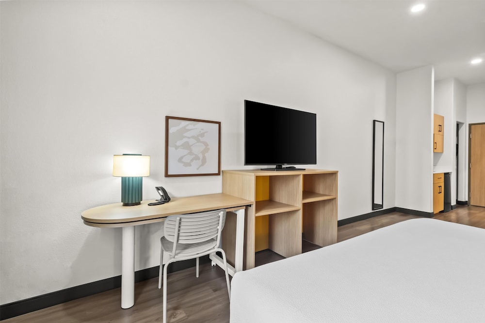 Room, 1 King Bed - Photo 4