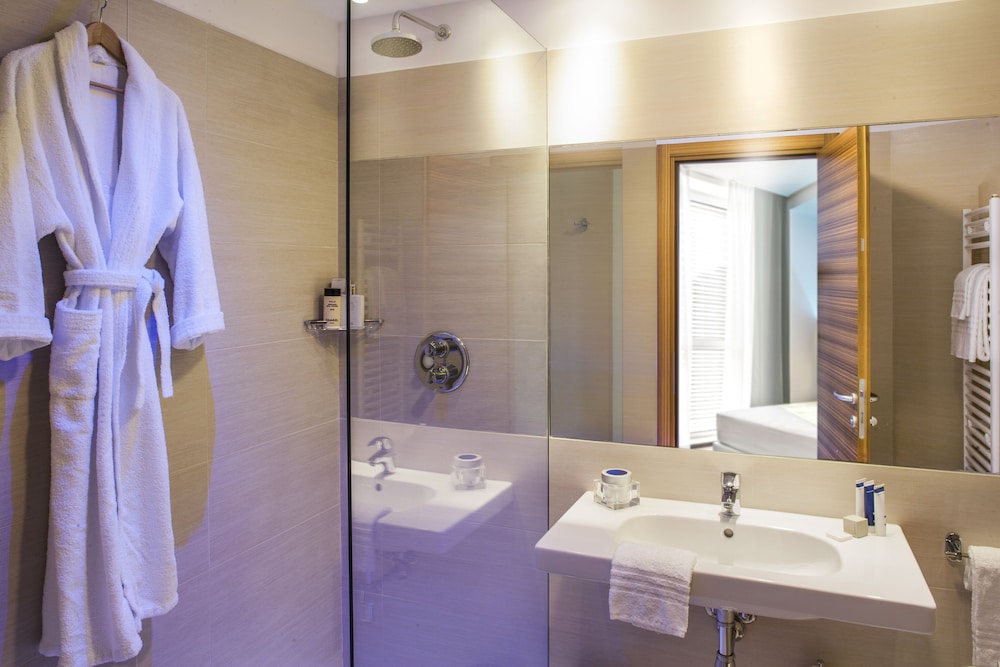 Double Room (Large)