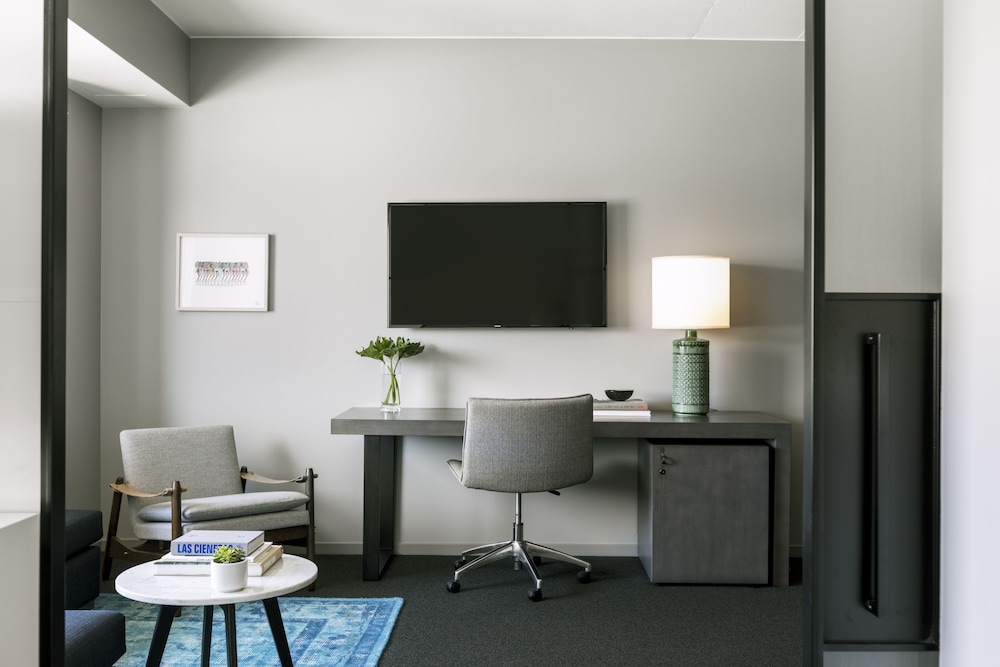 Suite, 1 King Bed with Sofa bed (Everly)