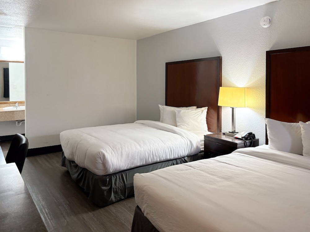 Deluxe Room, 2 Queen Beds, Non Smoking, Refrigerator & Microwave - Photo 3