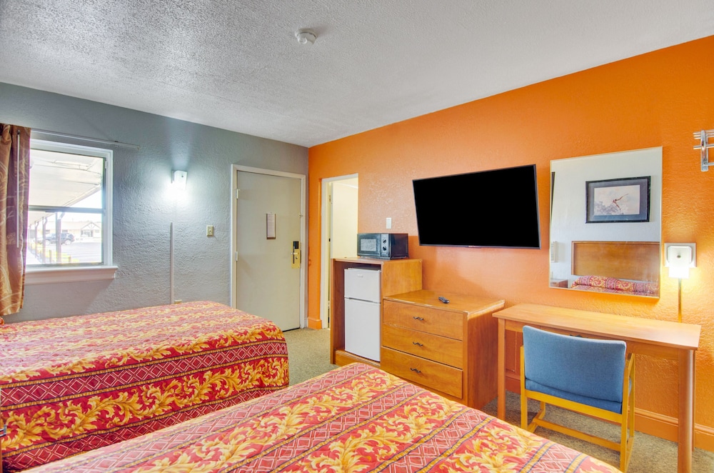 Standard Room, 2 Double Beds, Smoking - Photo 3