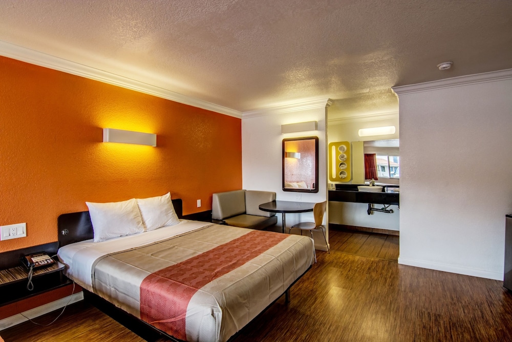 Standard Room, 1 King Bed, Smoking