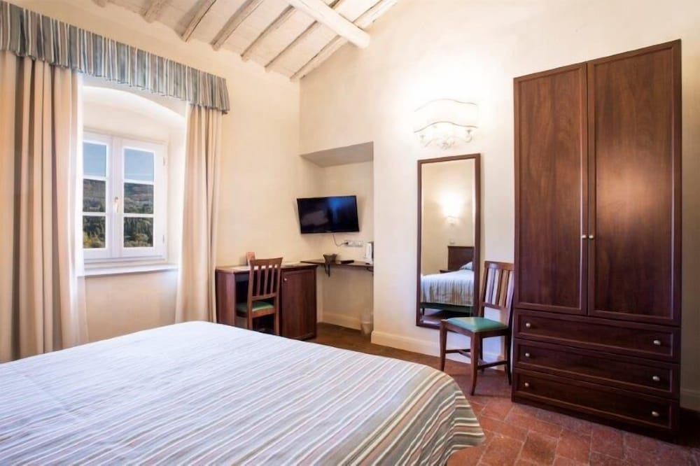 Classic Double or Twin Room, Pool Access photo 1