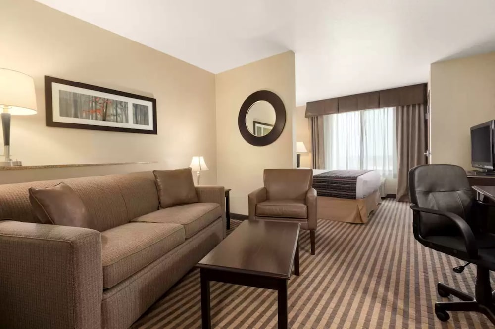 Suite, 1 King Bed, Accessible Bathtub (Accessible Tub) photo 2