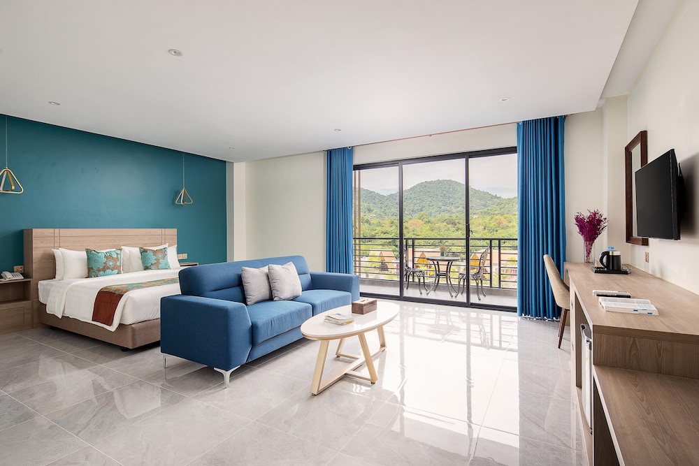 Deluxe Double with Pool & Mountain View